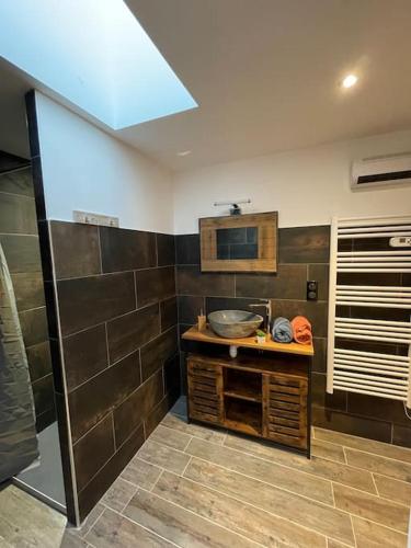 La salle de bains est pourvue d'un comptoir et d'un lavabo. dans l'établissement Maison de village avec terrasse, à Valensole