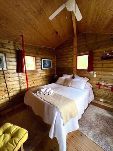 une chambre avec un lit dans une cabane en bois dans l'établissement Cabane en bois climatisée, à Fronsac