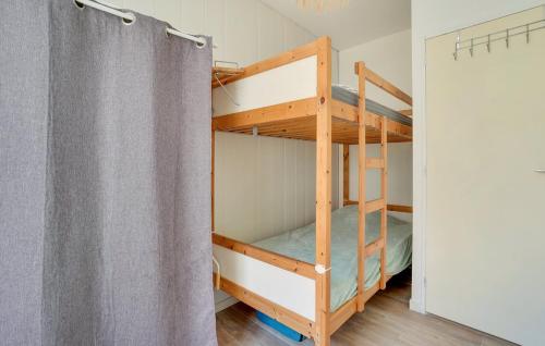- deux lits superposés dans une chambre avec un rideau dans l'établissement Charmante maison entre centre ville et mer, à La Rochelle