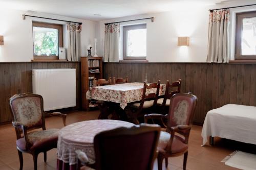 a dining room with a table and chairs at Zatrzymaj się u Nas-Dom na wyłączność, 12 osób, kominek, jacuzzi zewnętrzne, sauna, cisza in Pawłów