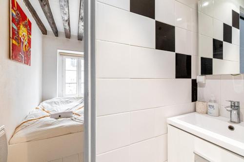 GuestReady - Exposed beams flat near Le Marais