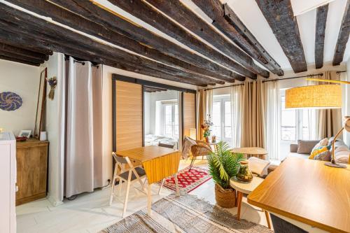 un salon avec un canapé et une table dans l'établissement GuestReady - Exposed beams flat near Le Marais, à Paris