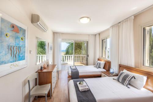 Postel nebo postele na pokoji v ubytování Chelidonia Larnaca Seafront Villa