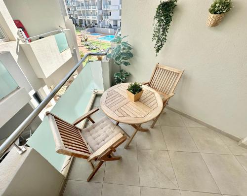 mały balkon ze stołem i 2 krzesłami w obiekcie Pineapple Sorbet piscina, doble terraza, cocina completa y WIFI w Corralejo
