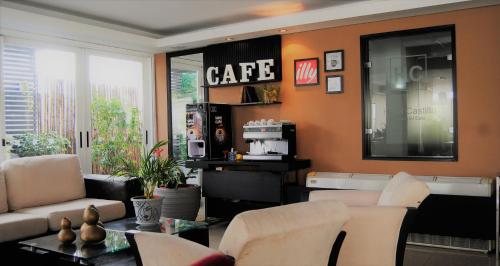 a living room with a couch and a coffee table at Hotel Castilla in Punta del Este