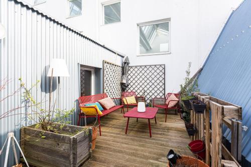 un balcon avec des chaises et une table sur un immeuble dans l'établissement GuestReady - Stylish Retreat in Bacalan, à Bordeaux