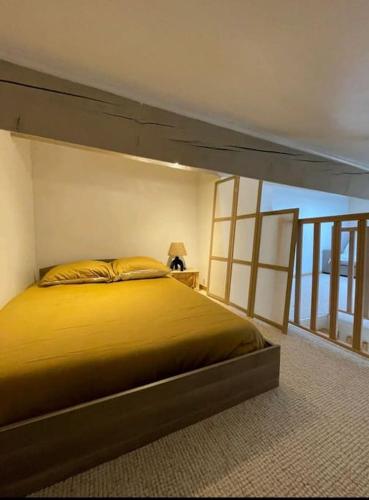 un lit dans une chambre avec un cadre de lit dans l'établissement LA PERLE, Studio 50 m de la PLAGE , parking, clim, Rivage Privilège, à La Seyne-sur-Mer