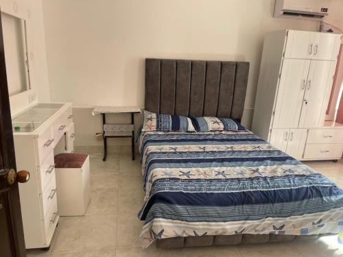 a bedroom with a bed and a desk in it at La plata huila in La Plata