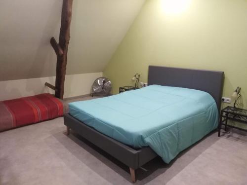 Postel nebo postele na pokoji v ubytování le bourg neuf de haut