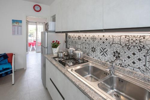 Kuchyň nebo kuchyňský kout v ubytování Residence La Pigna