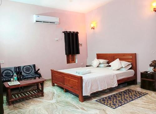Postel nebo postele na pokoji v ubytování Sadhna Sadan Homestay