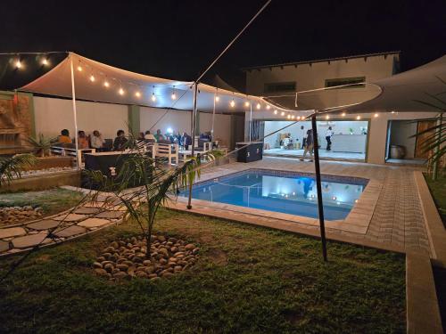 Πισίνα στο ή κοντά στο Nyamankulu Guest Lodge