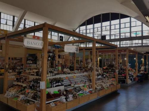 een markt met veel items te zien in een gebouw bij GIARDINO IN CITTA; CENTRALISSIMO in Sanremo