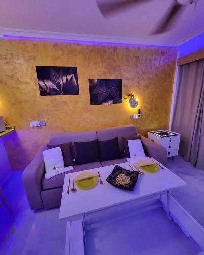 Un pat sau paturi într-o cameră la Moderno y luminoso ático con vistas y piscina
