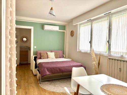 une petite chambre avec un lit et une table dans l'établissement Cas'Azur, à Menton