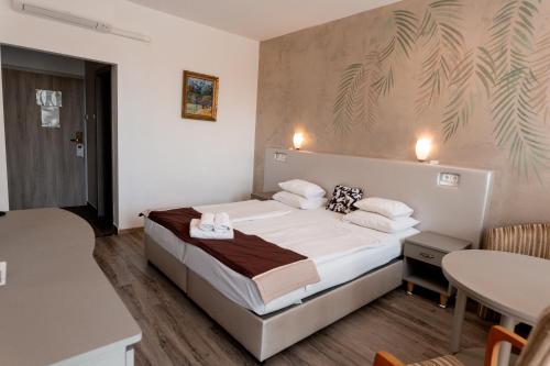 A bed or beds in a room at Hotel Venus