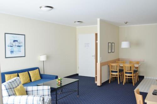 una sala de estar con un sofá y una mesa en Strandläufer App 205, en Zingst