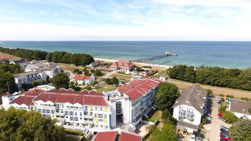 una vista aérea de un edificio y del océano en Strandläufer App 205, en Zingst