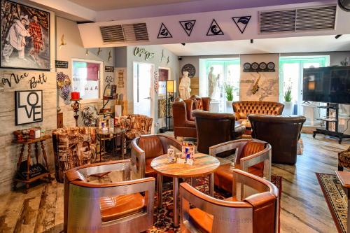 Un restaurante con mesas y sillas y un televisor. en Plaza Cafe & Bar, en Enns