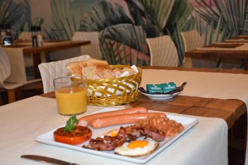 Comida en o cerca de este hotel