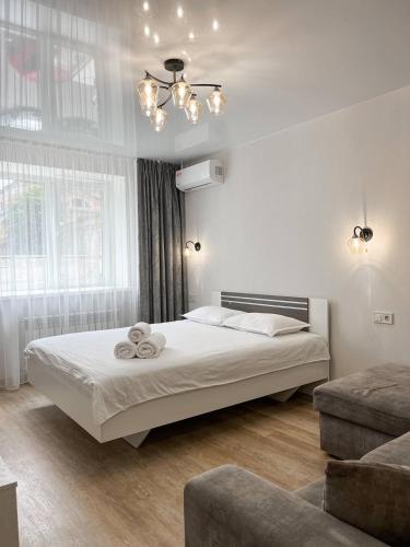 Un dormitorio con una cama con dos toallas encima. en Світлі апартаменти в самому Центрі біля Корпусного парку - Мережа HELEN, en Poltava