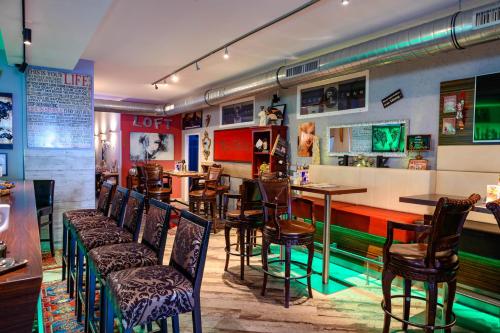 Un restaurante o sitio para comer en Plaza Cafe & Bar
