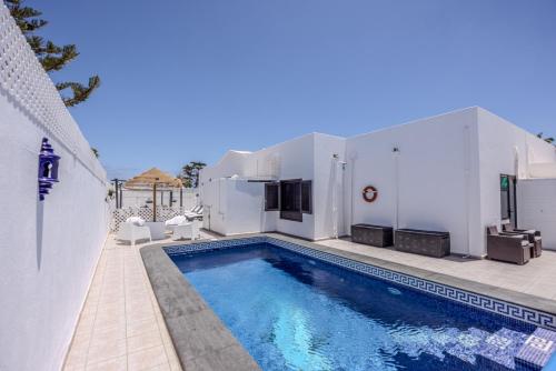 Villa Victoria just 150 metres from Playa Bastian Costa Teguise