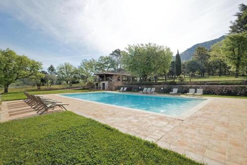 une piscine dans une cour avec une maison dans l'établissement Engardin, un havre de paix en Provence Verte, à La Celle