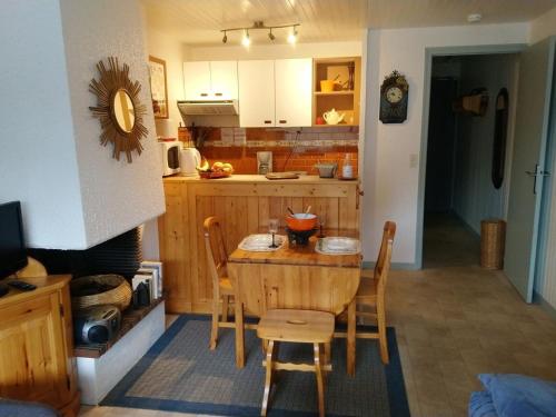 - une cuisine avec une table et des chaises en bois dans la chambre dans l'établissement Studio cosy avec balcon, 20m des remontées mécaniques, plein centre Châtel, idéal 3 pers. - FR-1-676-113, à Châtel