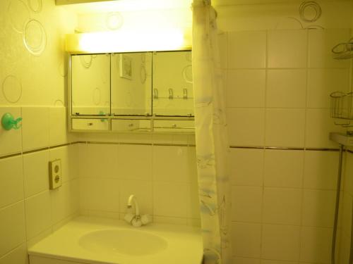 une salle de bain avec un lavabo et un miroir dans l'établissement Appartement cosy 5 pers. à Châtel, terrasse sud, proche télésièges et services - FR-1-676-139, à Châtel