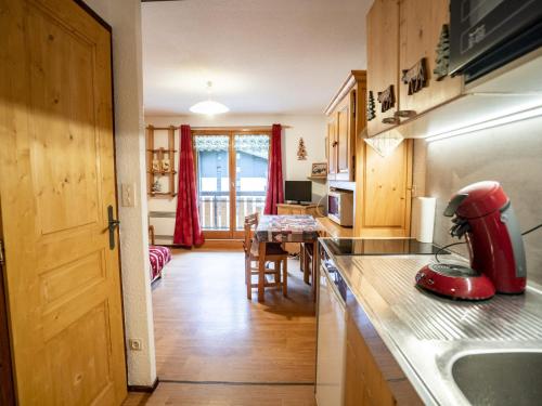 une cuisine avec un appareil rouge sur un comptoir dans l'établissement Appartement cosy 2 pièces avec balcon, Châtel, proche remontées mécaniques - FR-1-676-145, à Châtel