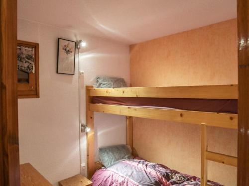 une petite pièce avec deux lits superposés dans l'établissement Appartement cosy 2 pièces avec balcon, Châtel, proche remontées mécaniques - FR-1-676-145, à Châtel