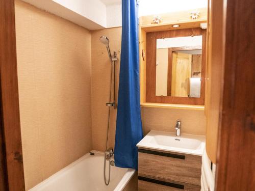 une salle de bain avec un lavabo, une baignoire et une douche dans l'établissement Appartement cosy 2 pièces avec balcon, Châtel, proche remontées mécaniques - FR-1-676-145, à Châtel