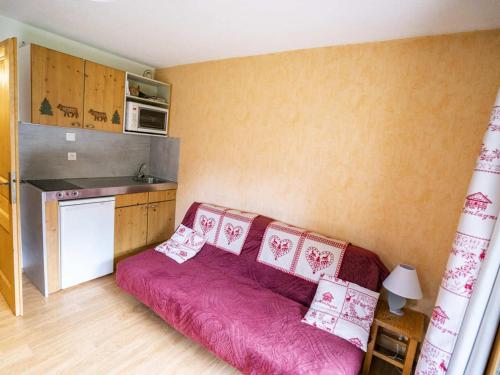 un salon avec un canapé violet dans une cuisine dans l'établissement Appartement cosy pour 4 pers. à Châtel, à 100 m des remontées mécaniques, balcon sud - FR-1-676-148, à Châtel