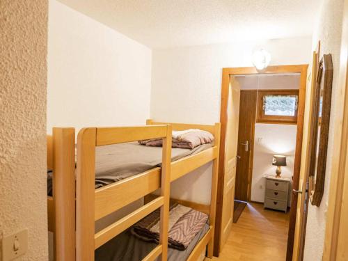 Cette chambre comprend 2 lits superposés et un couloir. dans l'établissement Appartement cosy pour 4 pers. à Châtel, à 100 m des remontées mécaniques, balcon sud - FR-1-676-148, à Châtel