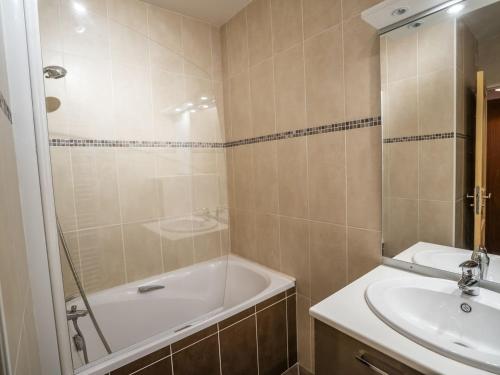 une salle de bain avec une baignoire et un lavabo dans l'établissement Appartement cosy avec balcon, Châtel - 6 pers., proche télésiège et centre, garage inclus - FR-1-676-172, à Châtel