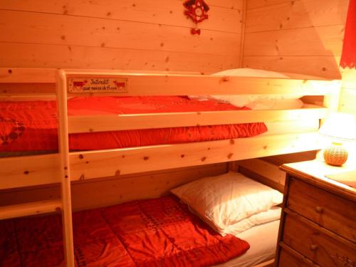 - une chambre avec 2 lits superposés dans une cabine dans l'établissement Studio cosy avec balcon, 3 pers, à 750m des remontées mécaniques, parking et casier à skis inclus - FR-1-676-165, à Châtel