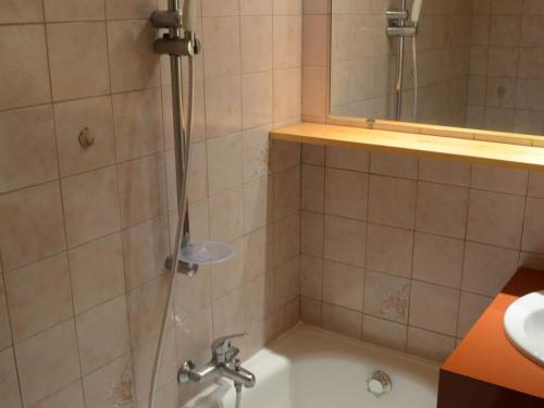 La salle de bains est pourvue d'une douche, d'une baignoire et d'un lavabo. dans l'établissement Studio cosy avec balcon, 3 pers, à 750m des remontées mécaniques, parking et casier à skis inclus - FR-1-676-165, à Châtel