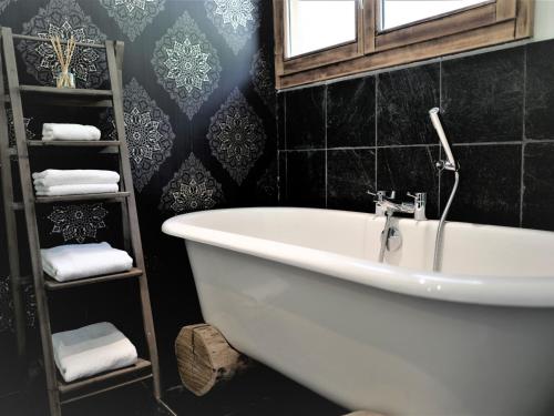 Chalet de charme 8 pers, cheminée, jacuzzi, parking