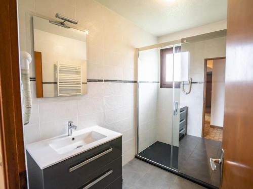 une salle de bain avec un lavabo et une douche dans l'établissement Appartement Châtel 95m², 3 Chambres, 2 Salles de bains, 8 Pers., Balcon/Terrasse, Parking, WIFI - FR-1-676-177, à Châtel