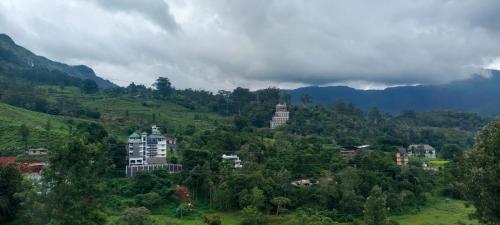 una ciudad en una colina con árboles y edificios en Dream Casa, en Anachal