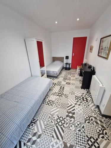 une chambre avec deux lits et un sol à motifs dans l'établissement Gite Chez Henry, à Les Epsailles