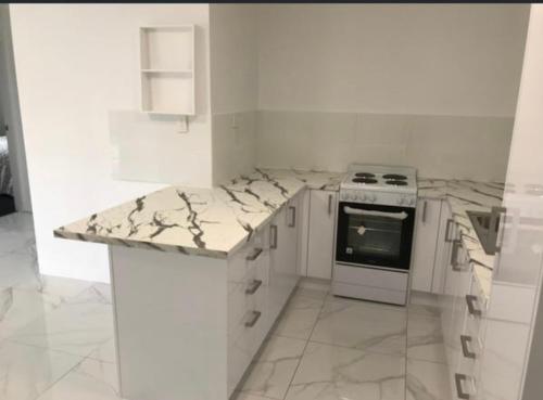 Kuchyň nebo kuchyňský kout v ubytování Stylish & Modern 2 bedroom Escape