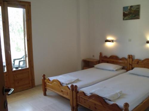 two twin beds in a room with a window at Santa Maria in Vitalades