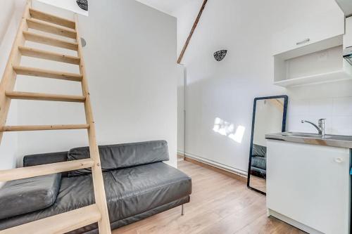 un salon avec une échelle et un canapé dans l'établissement Studio Butte-Aux-Cailles, à Paris