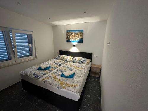 a bedroom with a bed with a lamp on it at MM Villa, Strandnahe Villa mit Pool & Whirlpool in Kruševo in Kruševo