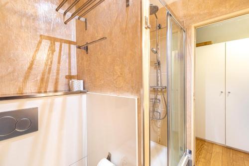 une salle de bain avec une douche en verre et des toilettes dans l'établissement GuestReady - Clear Sunshine near Panthéon, à Paris