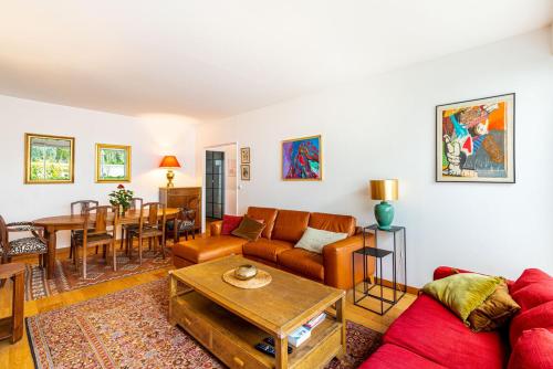 un salon avec un canapé et une table dans l'établissement GuestReady - Séjour au calme à Belleville, à Paris