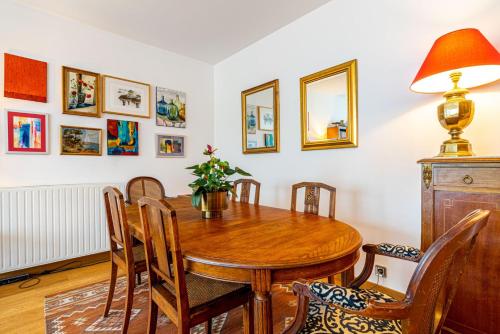 une salle à manger avec une table et des chaises en bois dans l'établissement GuestReady - Séjour au calme à Belleville, à Paris