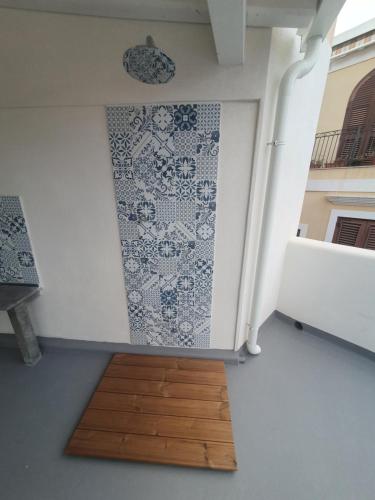 a room with a wall with a blue and white wallpaper at Casa Lavinia - open space con terrazza privata in Lipari